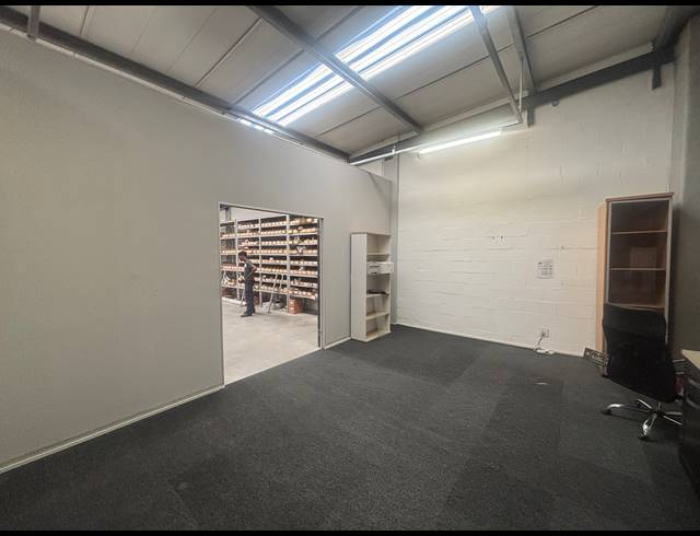 550M² WAREHOUSE TO LET IN STIKLAND INDUSTRIAL